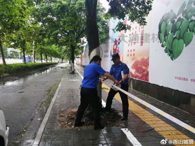 马鞍山市雨山城管“迎战”台风 全面排查路面施工围挡安全隐患